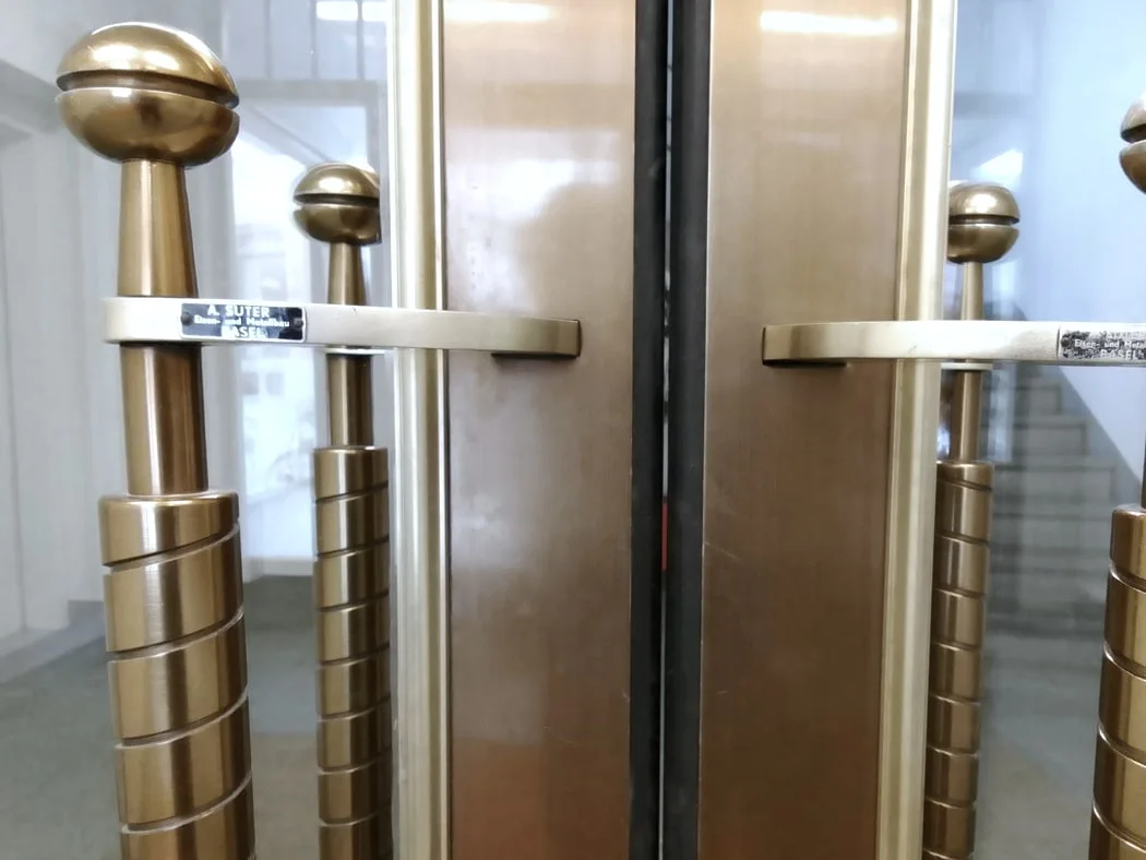 Messingbeschläge an den Türen der Kanzlei in Basel.