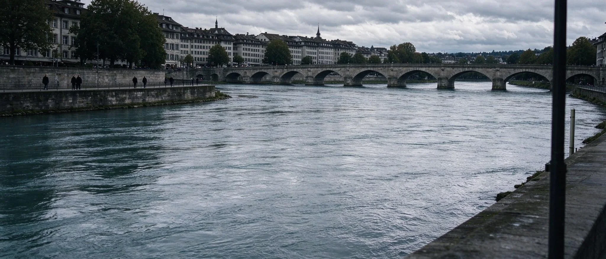 Blick über den Rhein auf die historische Basler Altstadt.