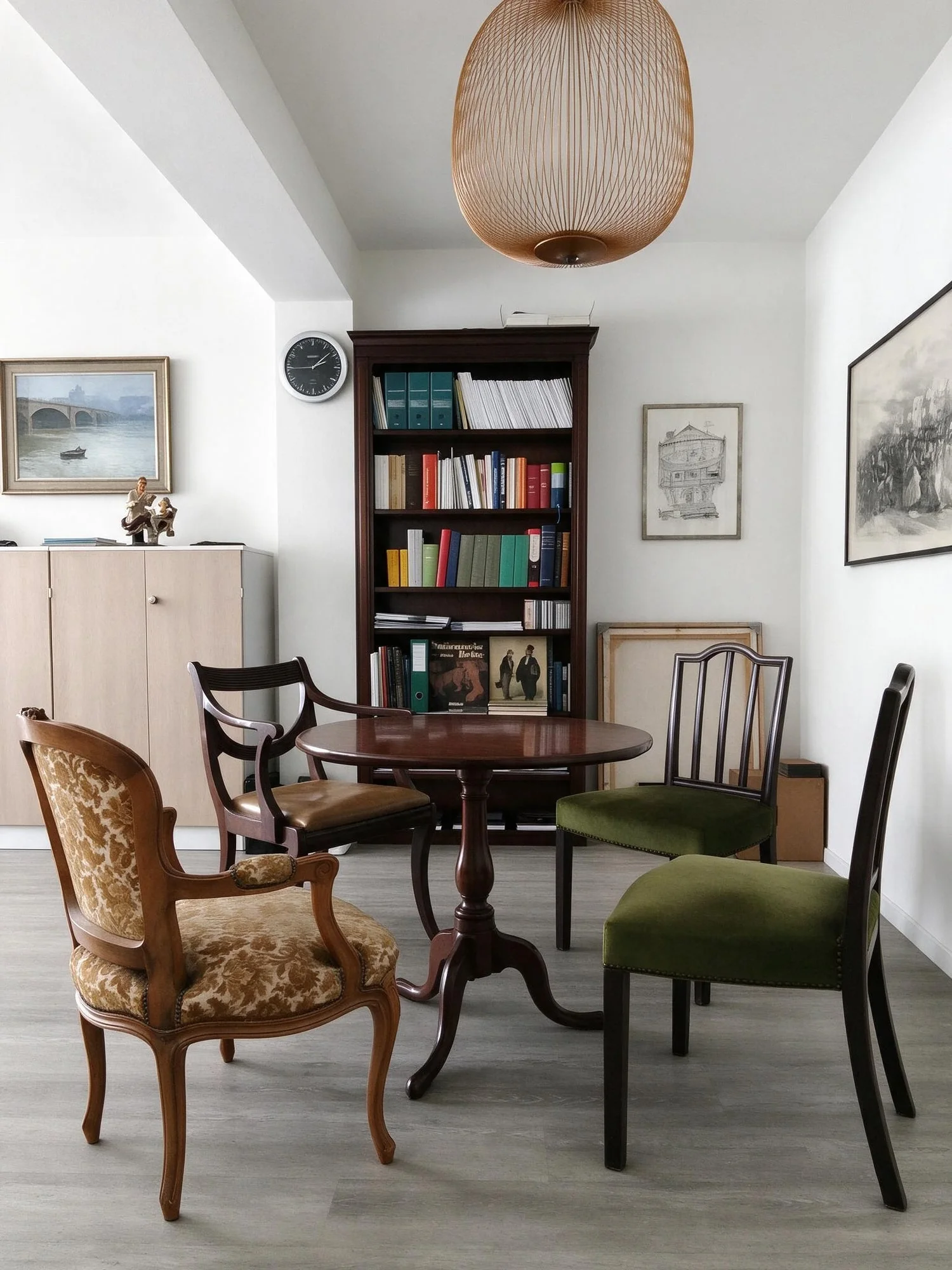 Besprechungsraum des Treuhandbüros Peter-M. Loewe mit rundem Holztisch und Bücherregal.
